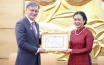 outgoing lao ambassador awarded with vufos friendship medal