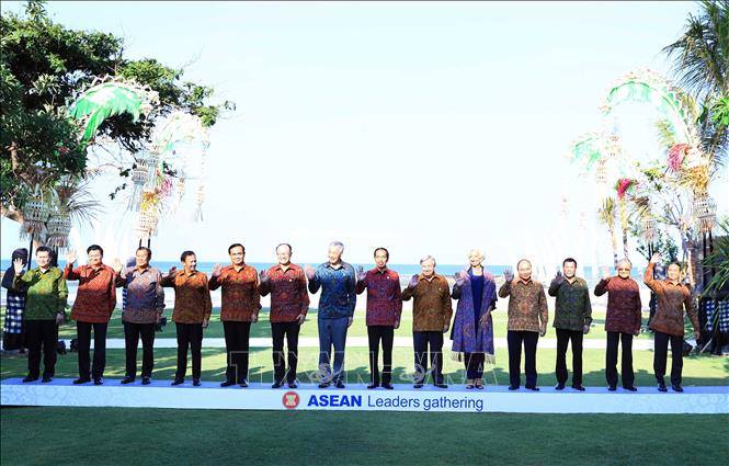 pm nguyen xuan phuc meets asean leaders