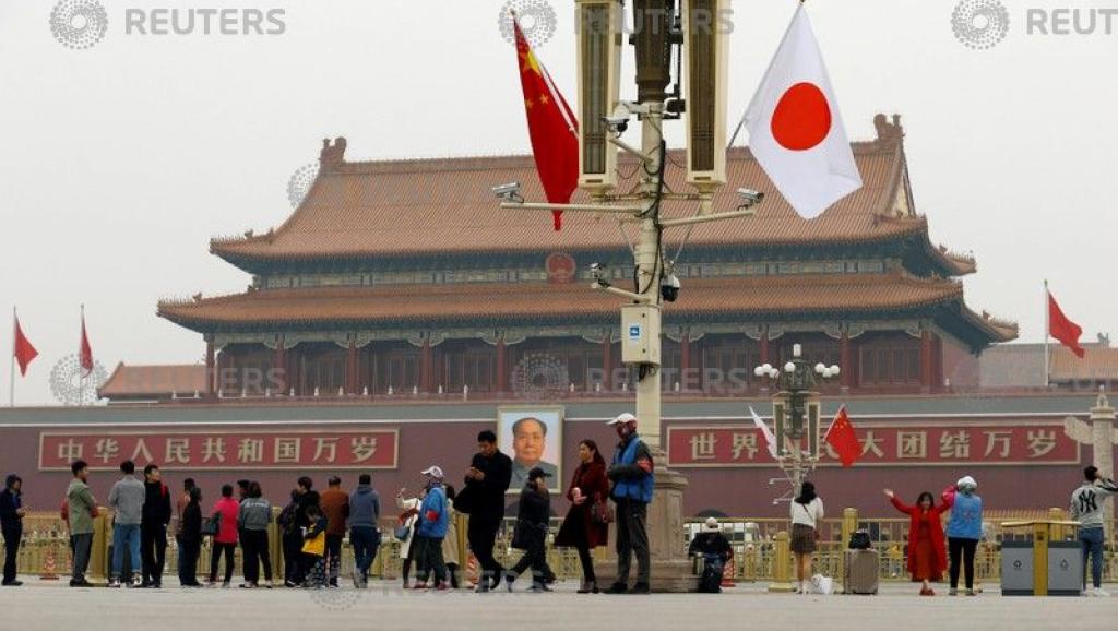 japan pm abe welcomed near tiananmen square in rare china visit