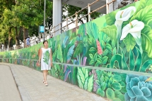 Mural painting displays four seasons of Hanoi’s flowers