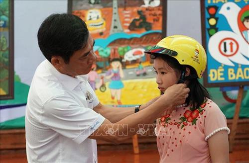 Over 1,300 primary students in Gia Lai received helmets