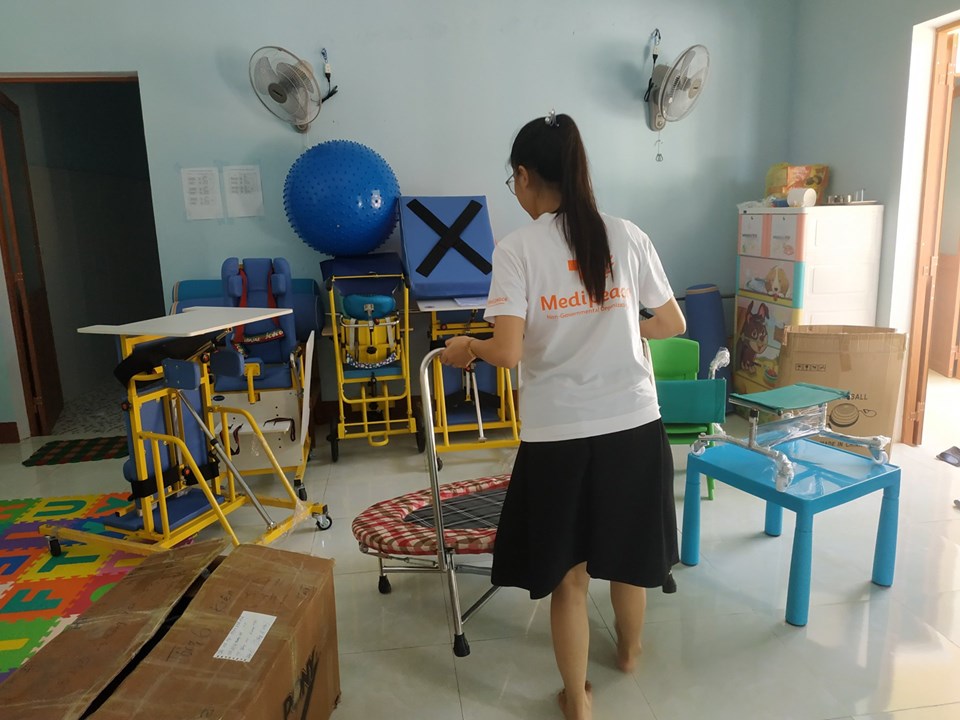 Medipeace hands over equipment to 8 rehabilitation rooms for disabled children in Quang Tri
