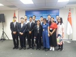 singapore presents asean scholarships to vietnamese students