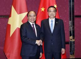 pm nguyen xuan phuc holds meetings on asean summits sidelines