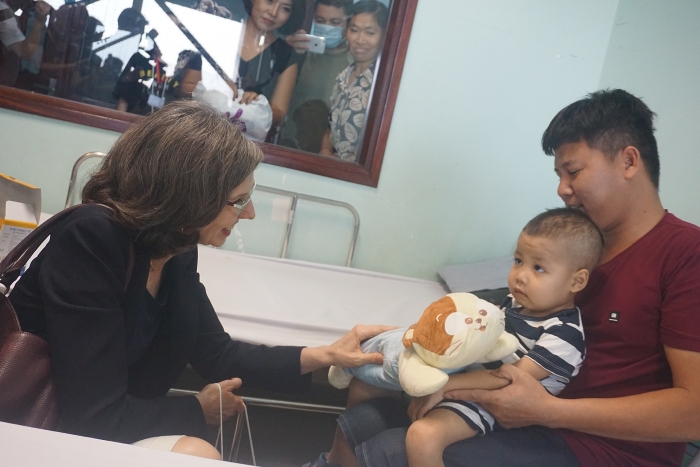 Canadian Ambassador accompanies Hanoi Run for Children 2019