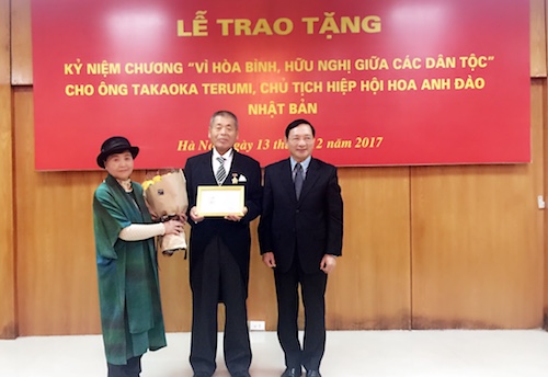 friendship insignia presented to japanese cherry blossom associations chairman