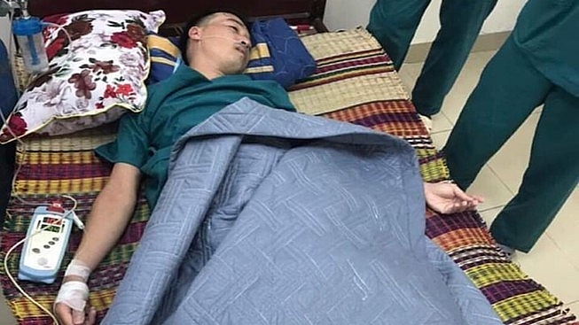 A-medical-staff-at-Da-Nang-Emergency-Center-exhausted-because-of-too-much-work.-Photo:-QH.